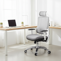 Chaise de bureau grise en maille respirante avec support lombaire réglable et appui-tête – 1 personne